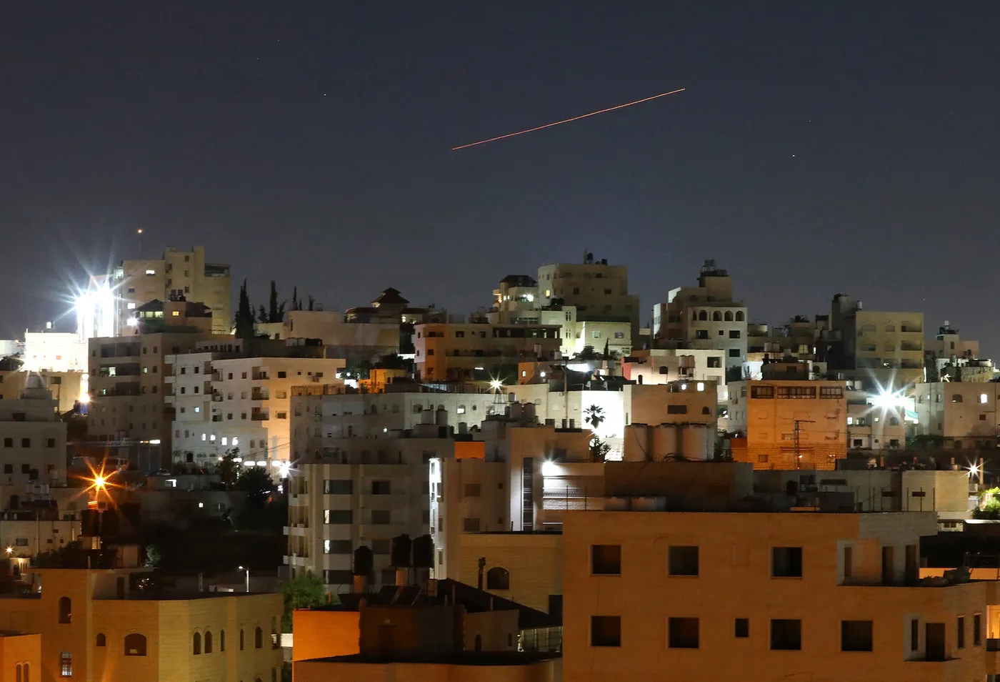 Giá dầu tăng mạnh khi Iran tấn công Israel, đe dọa thỏa thuận ngừng bắn