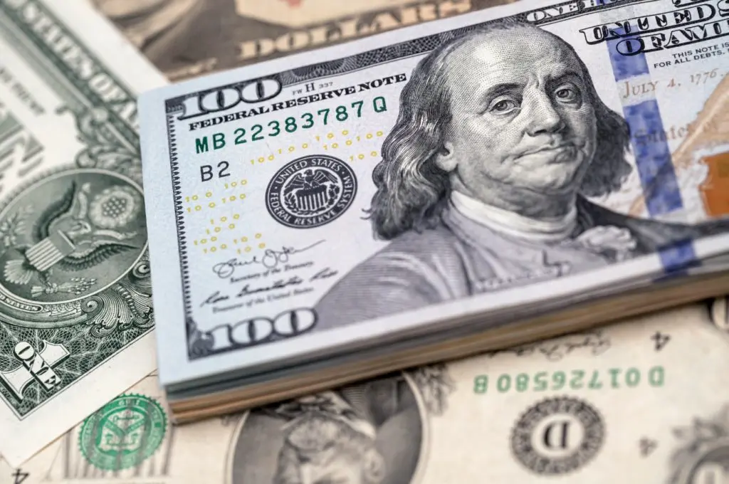 USD giảm giá giữa những phát ngôn về thuế quan và dữ liệu yếu của Mỹ