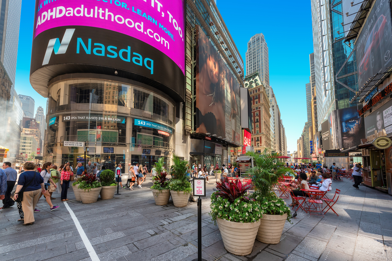 Cổ phiếu châu Á giữ vững đà tăng, Vàng phục hồi, Nasdaq 100 đối mặt nguy cơ điều chỉnh giảm