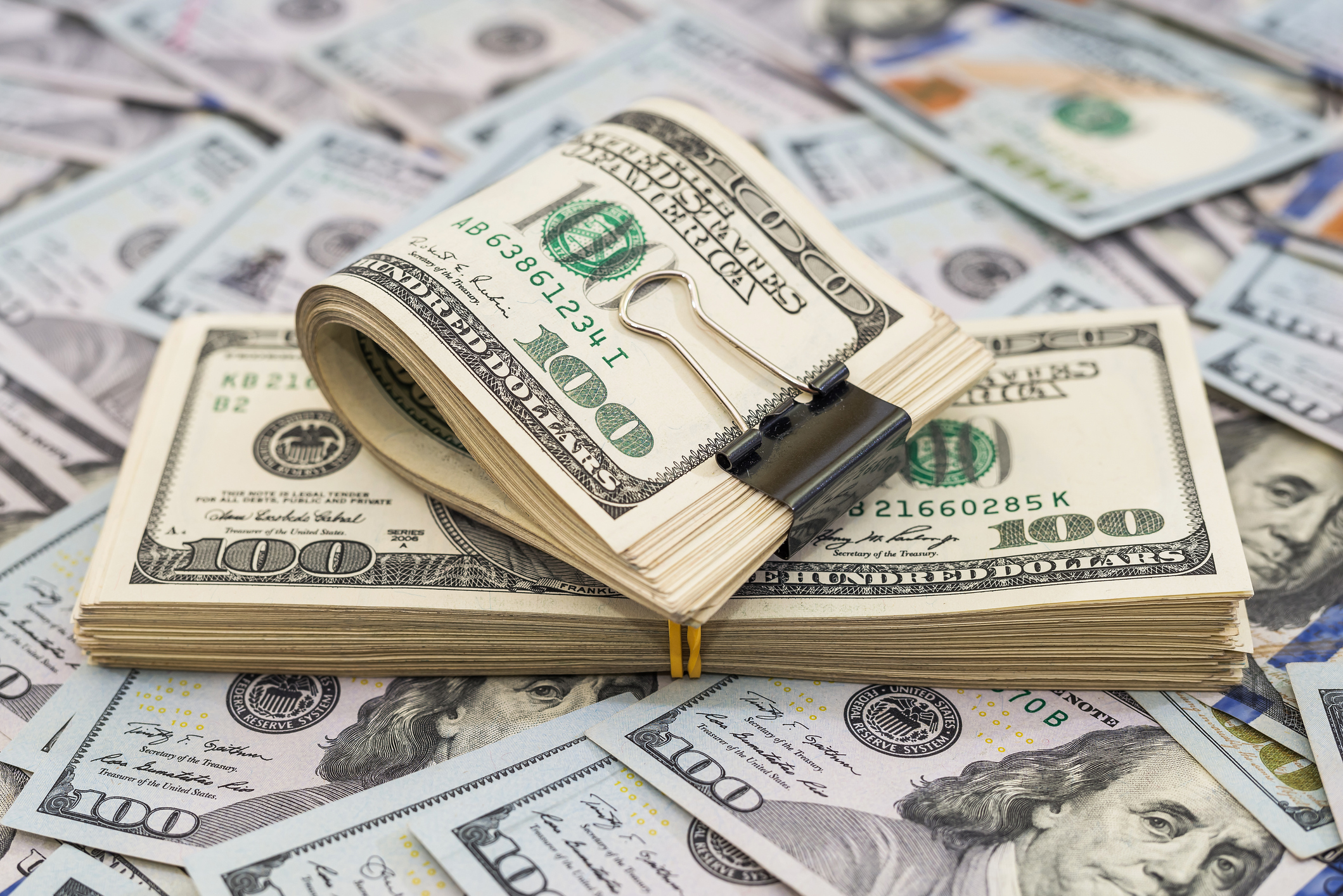 Đồng USD tăng giá sau quyết định áp thuế của Trump